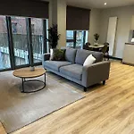 Spacious & Luxurious 2-Bed Apartment In London