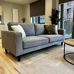 Spacious & Luxurious 2-Bed Apartment In London