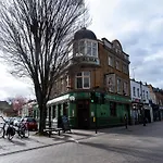 Spacious & Luxurious 2-Bed Apartment In London